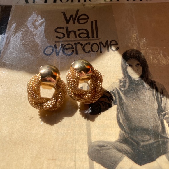 VINTAGE Gold Chain Stud Earrings - Picture 4 of 4